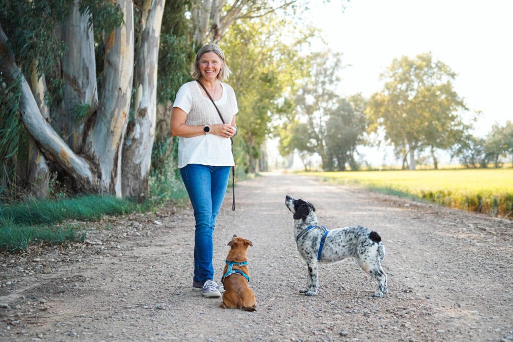 Hundetrainerin in Offenau beim Spaziergang mit zwei Hunden